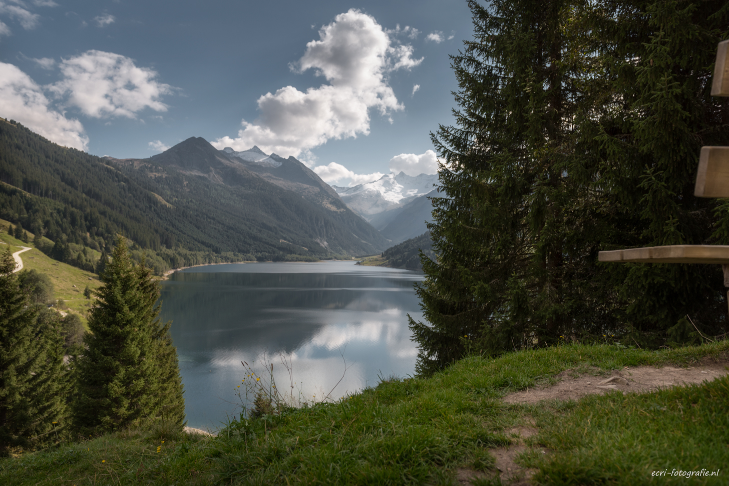 Durlaßboden-Stausee mit Blick auf die Alpen